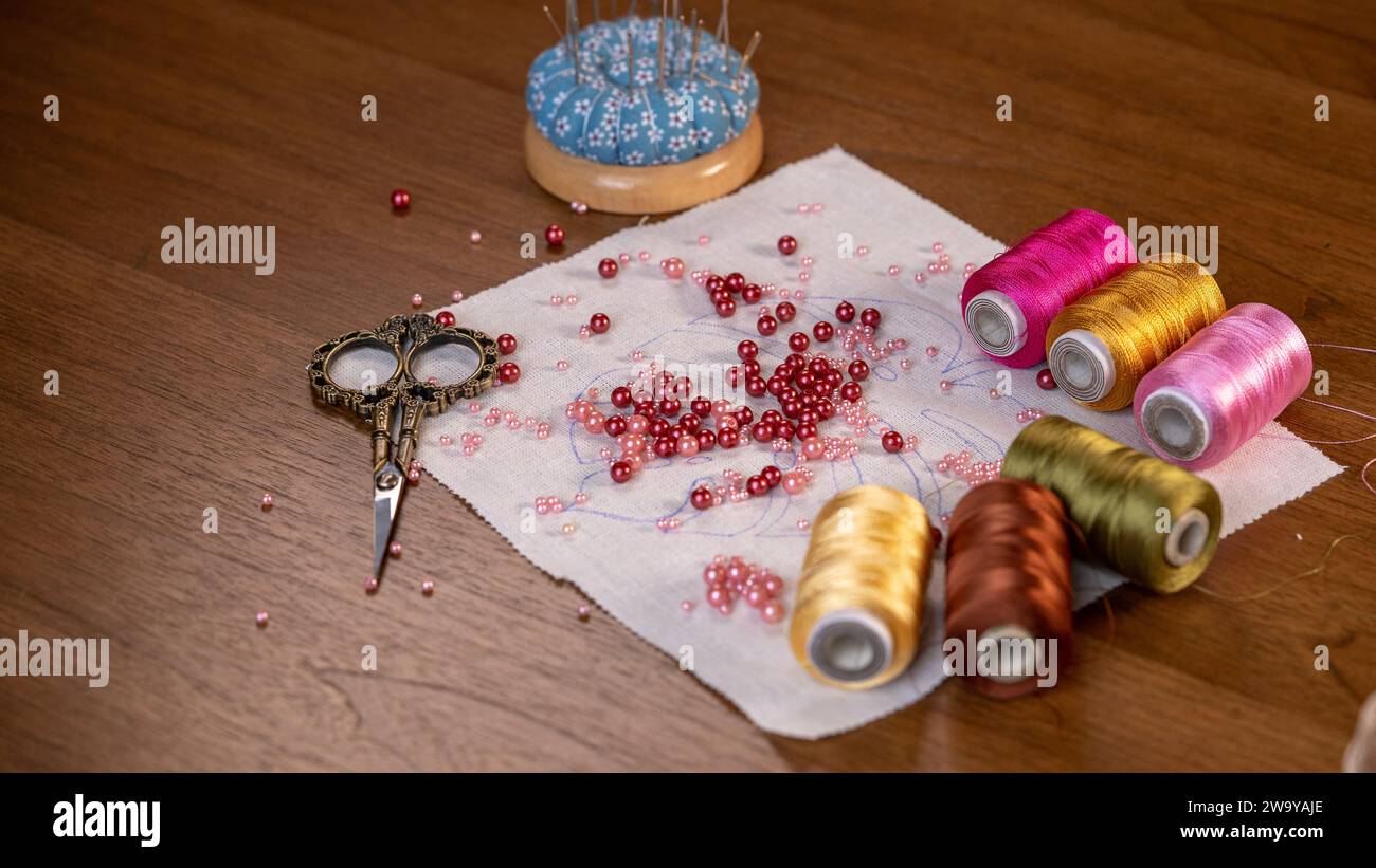 Elegante Stitching: Perlenstickerei mit Seidenfäden und Nadeln Stockfoto