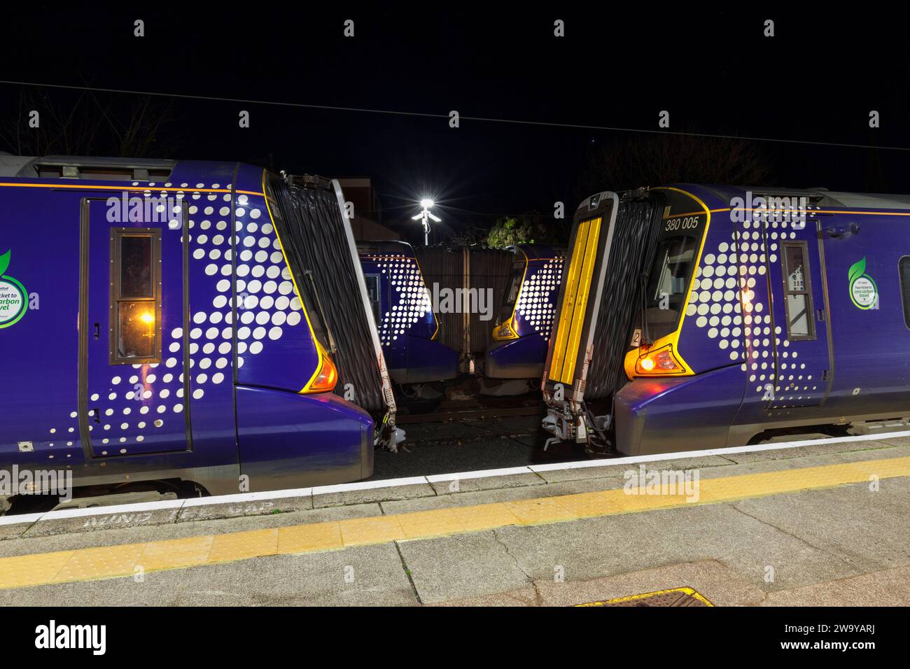 Elektrische Triebzüge der Baureihe 380 von ScotRail Siemens am Bahnhof Largs, Ayrshire, Schottland, Großbritannien Stockfoto