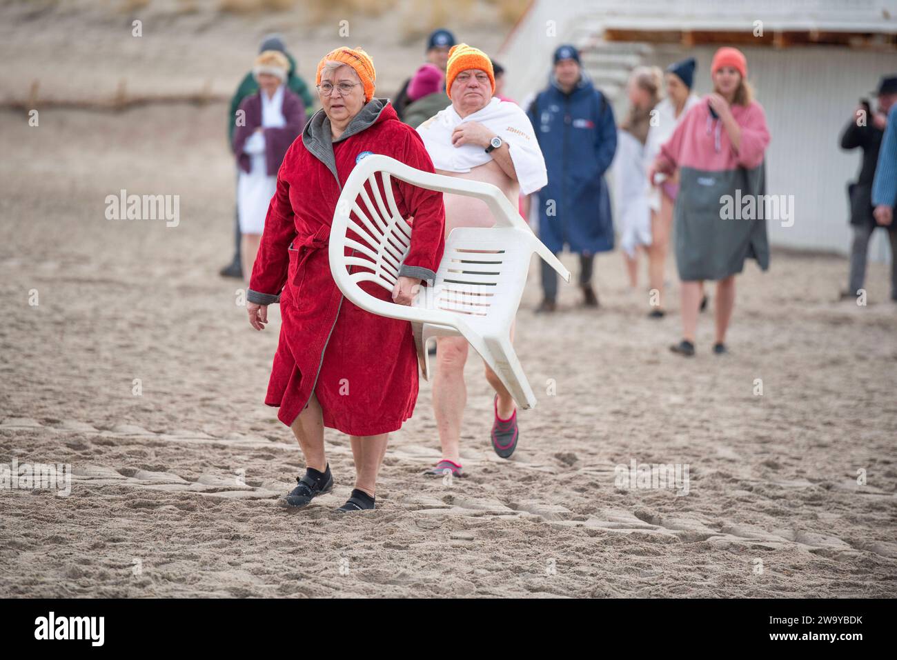 Schwimmer der Rostocker Seehunde beim Sylvesterbad in der knapp 5 Grad