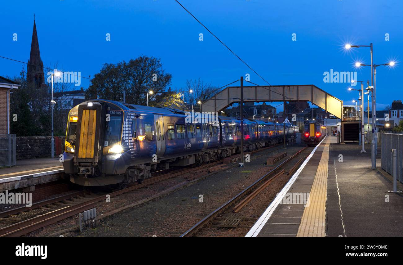 Elektrische Triebzüge der Baureihe 380 von ScotRail Siemens am Bahnhof Largs, Ayrshire, Schottland, Großbritannien Stockfoto
