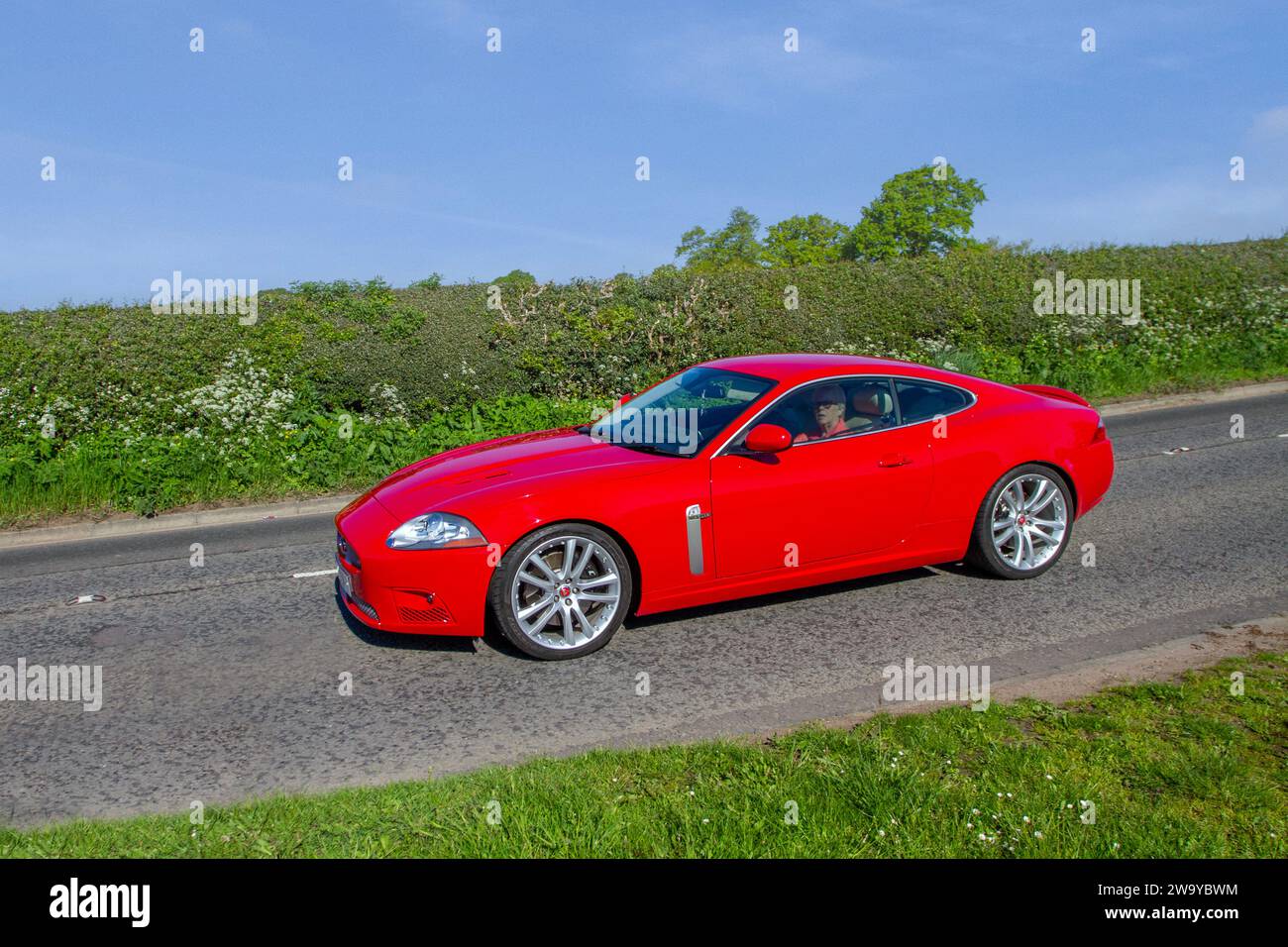 2014 Jaguar XJ Luxury V6 D Auto D V6 275 SWB Auto Start/Stopp Red Limousine Diesel 2993 ccm; restaurierte klassische Spezialmotoren, Automobilsammler, Motorenenthusiasten und historische Veteranen, die in Cheshire, Großbritannien reisen Stockfoto