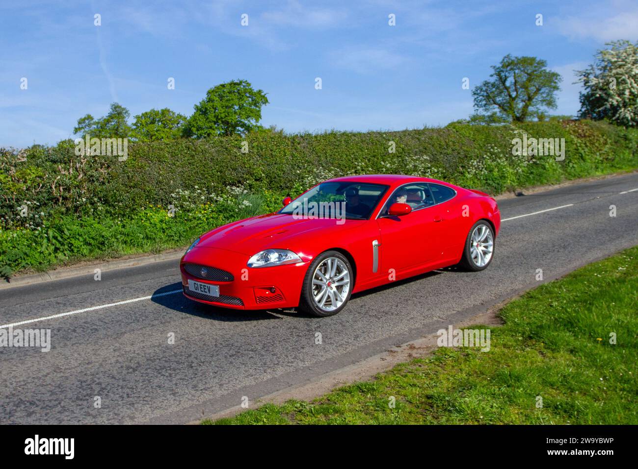 2014 Jaguar XJ Luxury V6 D Auto D V6 275 SWB Auto Start/Stopp Red Limousine Diesel 2993 ccm; restaurierte klassische Spezialmotoren, Automobilsammler, Motorenenthusiasten und historische Veteranen, die in Cheshire, Großbritannien reisen Stockfoto