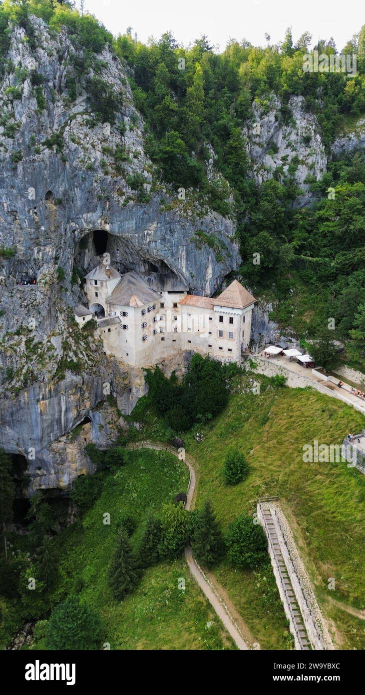 Drohnenfoto Schloss Predjama Slowenien Europa Stockfoto