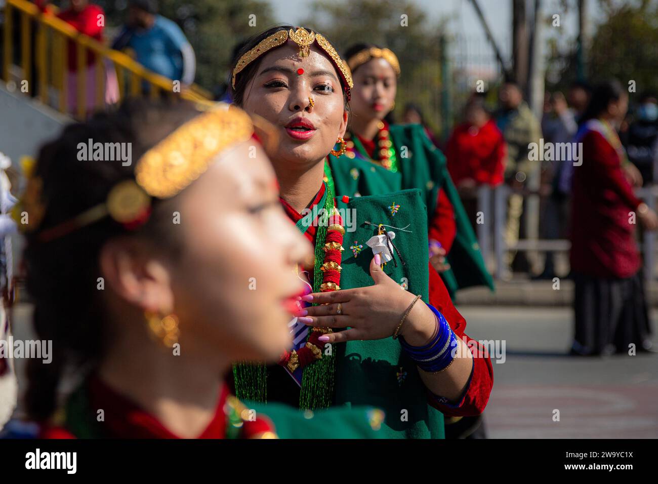 Kathmandu, Nepal. Dezember 2023 31. Mitglieder der Tamu/Gurung-Gemeinde treffen sich in Kathmandu, Nepal, anlässlich des Tamu Lhosar, der jährlich anlässlich des Neujahrs stattfindet. (Foto: Amit Machamasi/NurPhoto) Credit: NurPhoto SRL/Alamy Live News Stockfoto