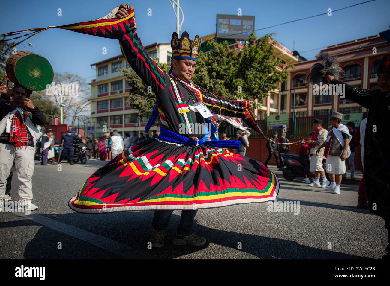 Kathmandu, Nepal. Dezember 2023 31. Mitglieder der Tamu/Gurung-Gemeinde treffen sich in Kathmandu, Nepal, anlässlich des Tamu Lhosar, der jährlich anlässlich des Neujahrs stattfindet. (Foto: Amit Machamasi/NurPhoto) Credit: NurPhoto SRL/Alamy Live News Stockfoto