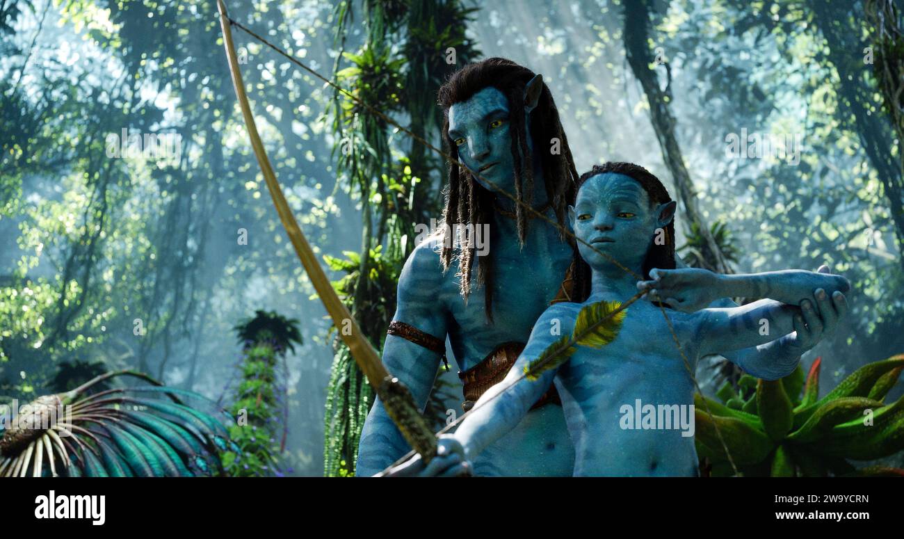 Avatar: The Way of Water (2023) von James Cameron mit Sam Worthington als Sully und Trinity Jo-Li Bliss als seine Tochter Tuk auf dem extrasolaren Mond Pandora. Werbung noch ***NUR REDAKTIONELLE VERWENDUNG***. Quelle: BFA / 20th Century Studios Stockfoto
