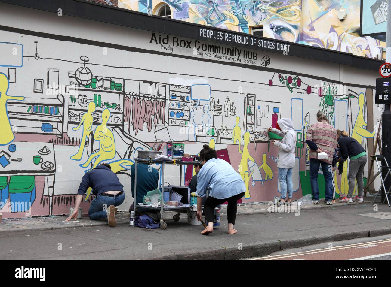 Stokes Croft, Bristol, Somerset, UK 06 16 2018 die Gemeinde versammelt sich, um ein Wandgemälde an einer Wand zu malen. Stockfoto