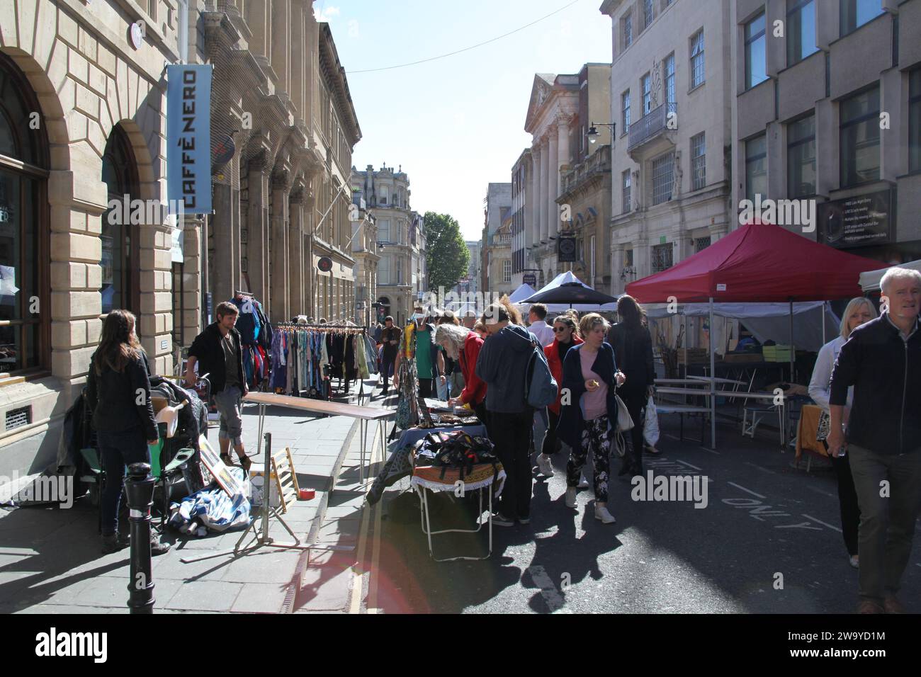 Shopper auf dem Saint Nicholas Market in Bristol, Großbritannien Stockfoto