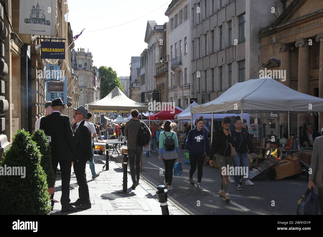 Shopper auf dem Saint Nicholas Market in Bristol, Großbritannien Stockfoto