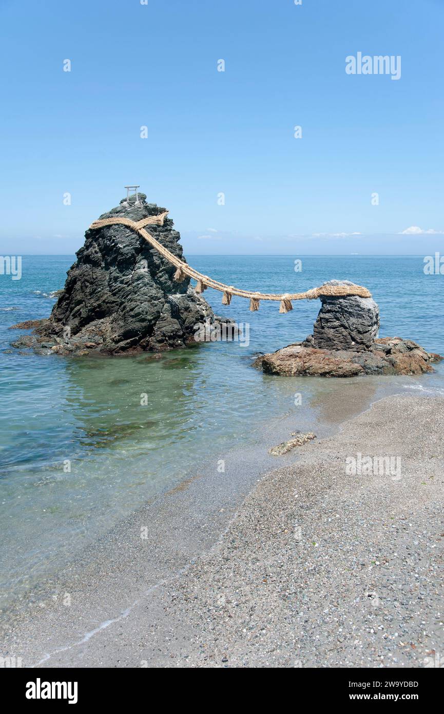 Das Meoto Iwa, bekannt als die Hochzeitsfelsen am Futami Okitama-Schrein in Ise, Präfektur Mie, Japan. Stockfoto