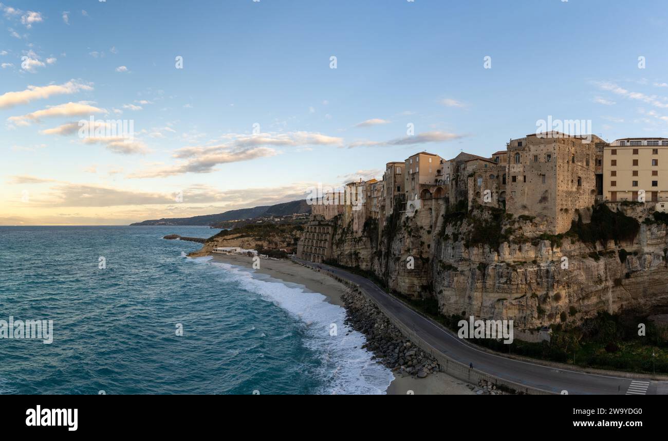 Tropea, Italien - 16. Dezember 2023: Panoramablick auf den Strand von Rotonda und die farbenfrohe Altstadt von Tropea in Kalabrien bei Sonnenuntergang Stockfoto