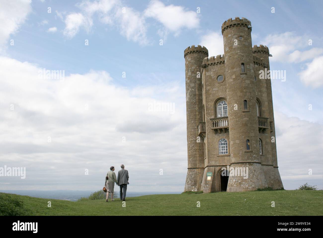 Ein älteres Ehepaar besucht den Broadway Tower in Broadway, Worcestershire, Großbritannien Stockfoto