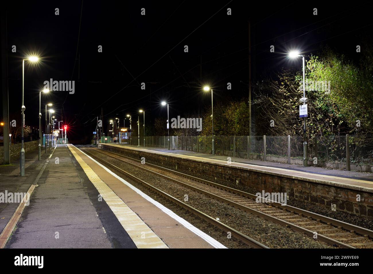 Stevenston Railway Station (Ayrshire) Schottland Großbritannien ohne Passagiere oder Personen in der Nacht. Stockfoto