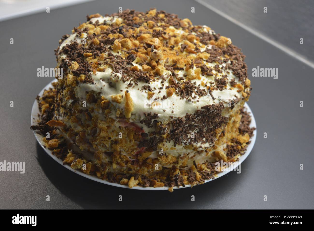 Ein sehr festlicher, köstlicher Neujahrskuchen mit Honigschichten, genannt Honey Cake auf dunklem Hintergrund. Stockfoto