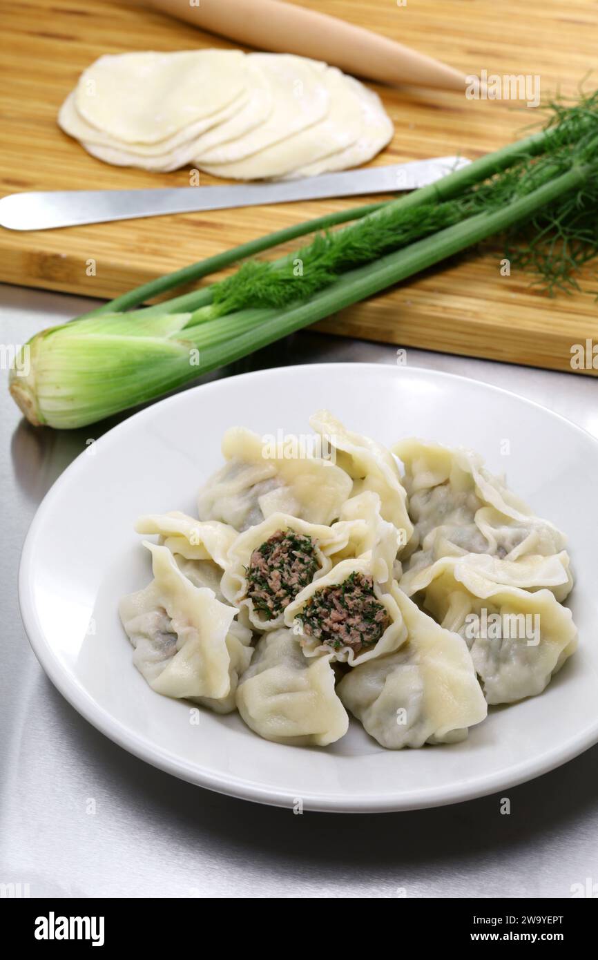 Hausgemachte Lamm- und Fenchelknödel ( Jiaozi ), chinesisches Peking Stockfoto