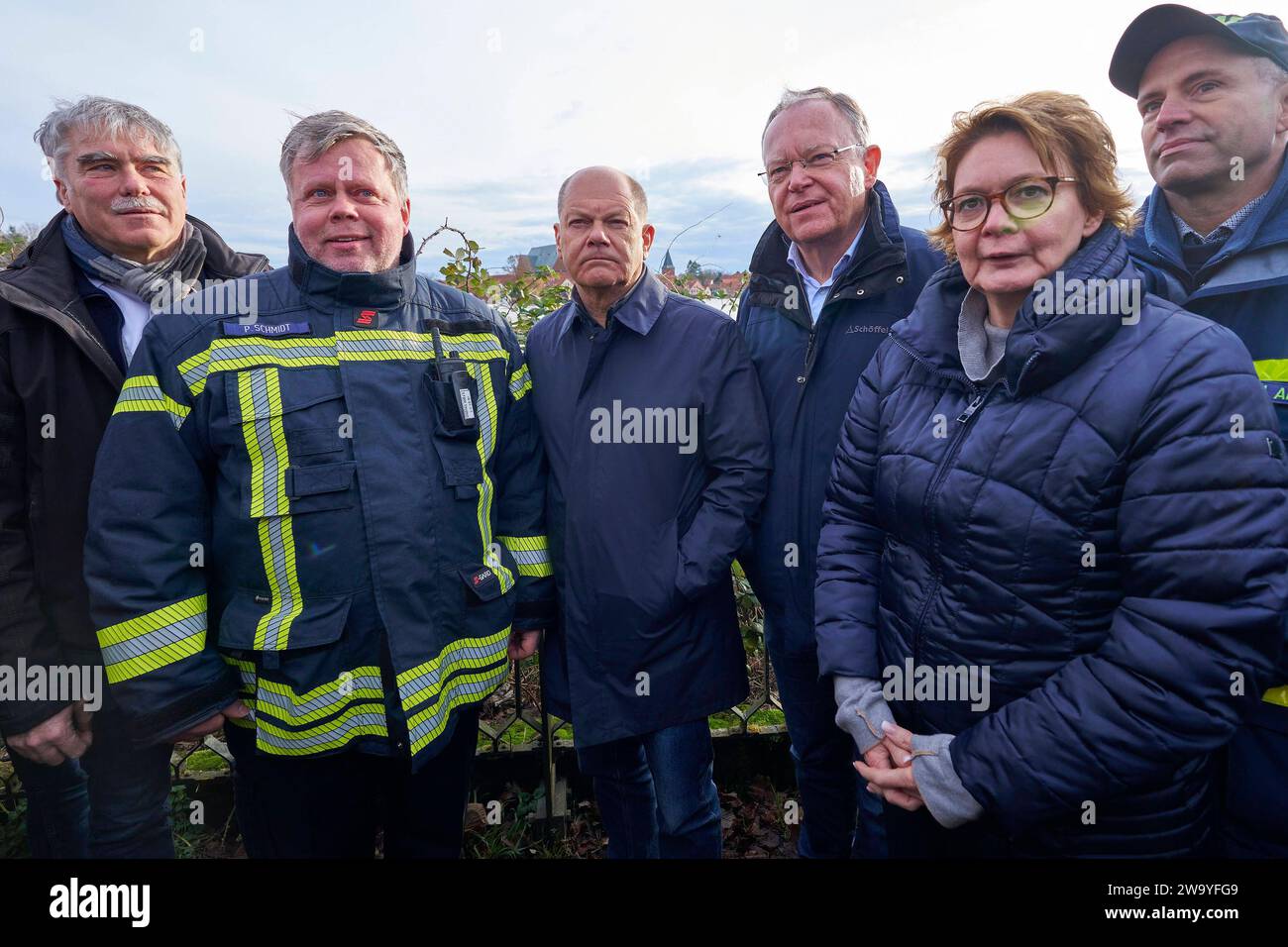 Bundeskanzler Olaf Scholz, Niedersachsens Ministerpräsident Stephan weil, Innenminiserin Daniel Behrens und Lutz Brockmann Bürgermeister Verden/aller besuchen die Hochwasergebiete in Verden an der aller am 31.12.2023 *** Bundeskanzler Olaf Scholz, niedersächsischer Ministerpräsident Stephan weil, Innenminister Daniel Behrens und Lutz Brockmann Bürgermeister von Verden aller besuchen die Hochwassergebiete in Verden an der aller am 31 12 2023 Foto:Xu.xStammx/xFuturexImagex hochwasser_scholz_3003 Stockfoto