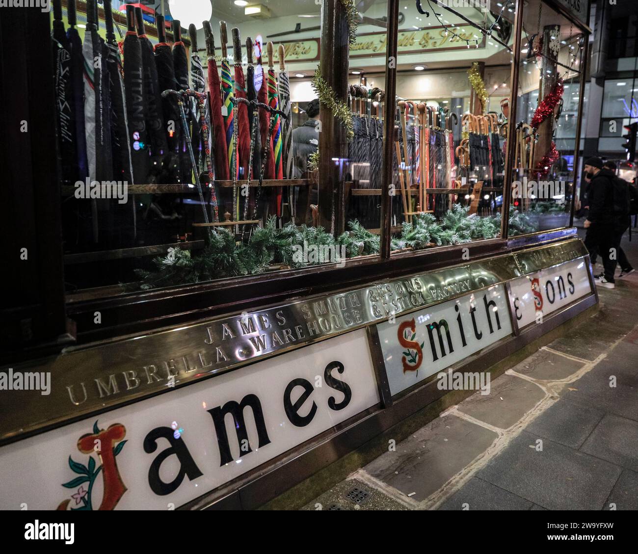 James Smith & Sons, nächtliche Außenseite, traditioneller britischer Dachladen in Bloomsbury, London, England, Großbritannien Stockfoto