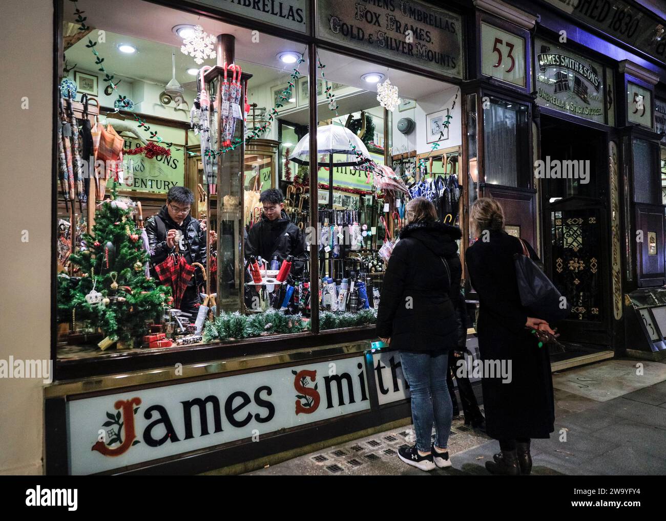 James Smith & Sons, nächtliche Außenseite, traditioneller britischer Dachladen in Bloomsbury, London, England, Großbritannien Stockfoto