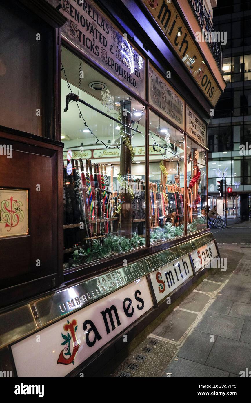 James Smith & Sons, nächtliche Außenseite, traditioneller britischer Dachladen in Bloomsbury, London, England, Großbritannien Stockfoto