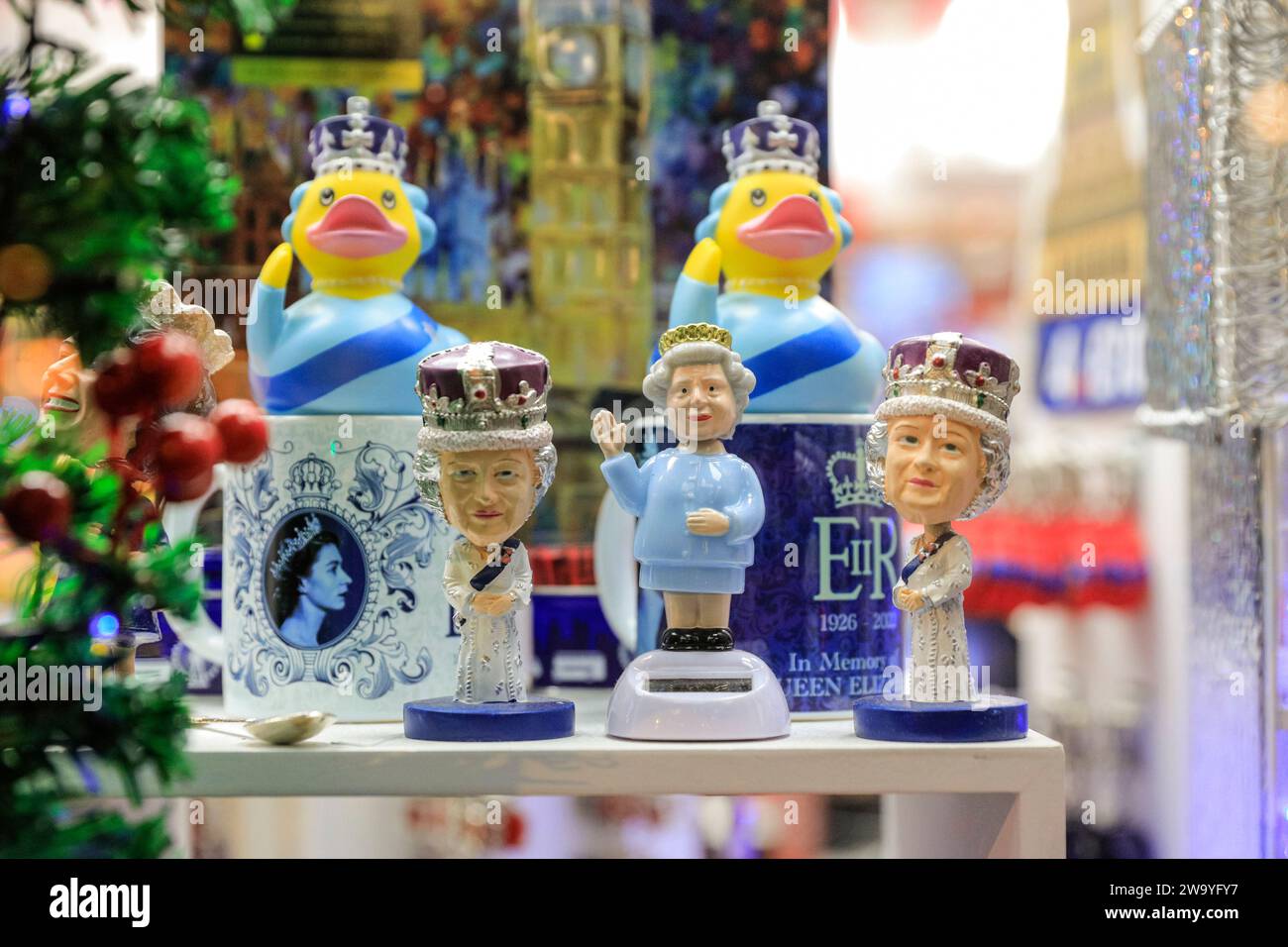 Queen Elizabeth Souvenirs und London Touristengeschenke, London, England, Großbritannien Stockfoto