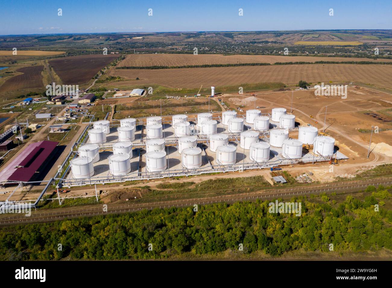 Bau eines Tanklagers für Öl und Kraftstoff. Luftaufnahme. Stockfoto