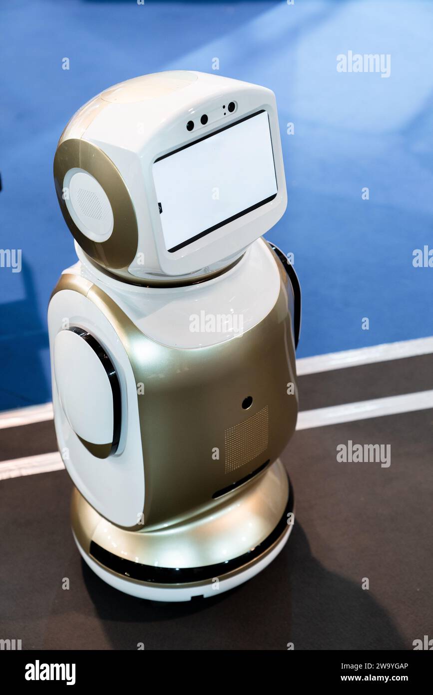 Roboterberater mit leerem Bildschirm. Stockfoto