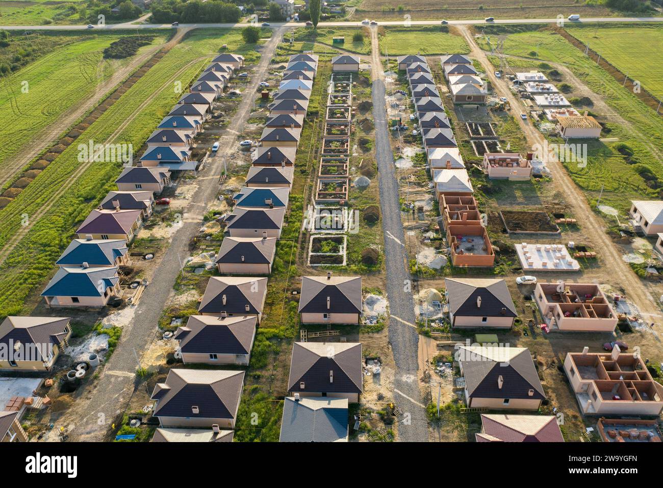 Bau einer vorstädtischen Wohnsiedlung von Cottages. Luftaufnahme... Stockfoto