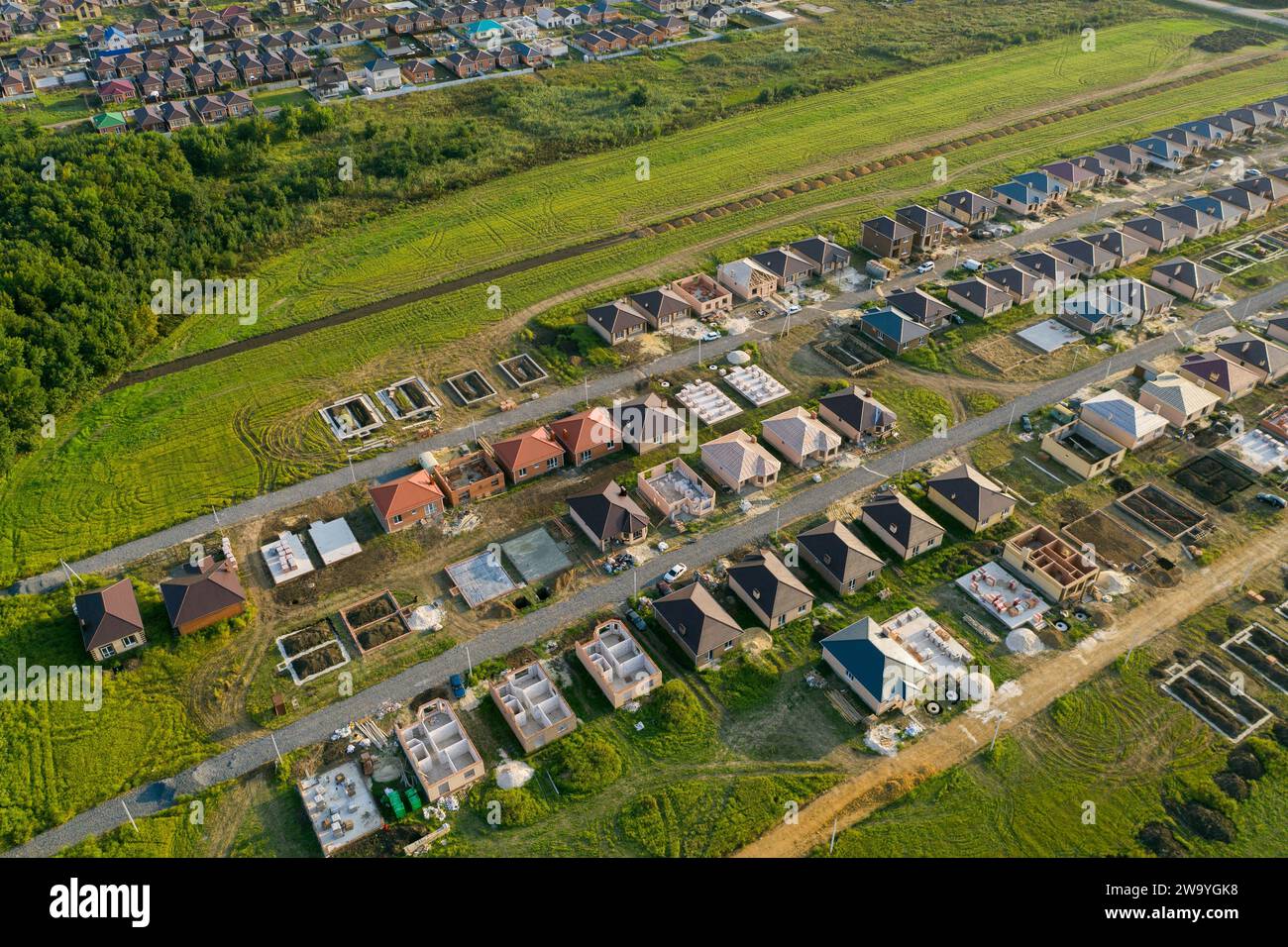 Bau einer vorstädtischen Wohnsiedlung von Cottages. Luftaufnahme... Stockfoto