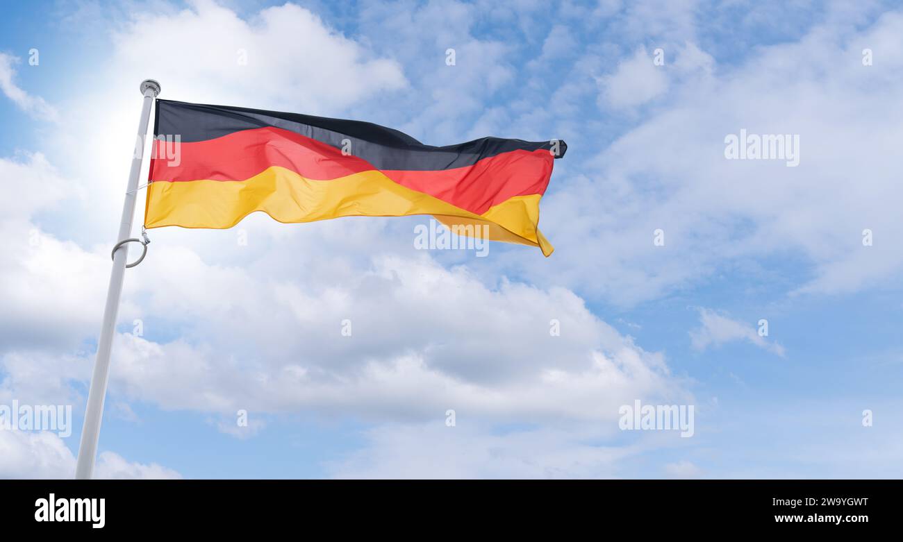 Deutsche Flagge flattert im Wind. Staatssymbol der Bundesrepublik Deutschland. Stockfoto