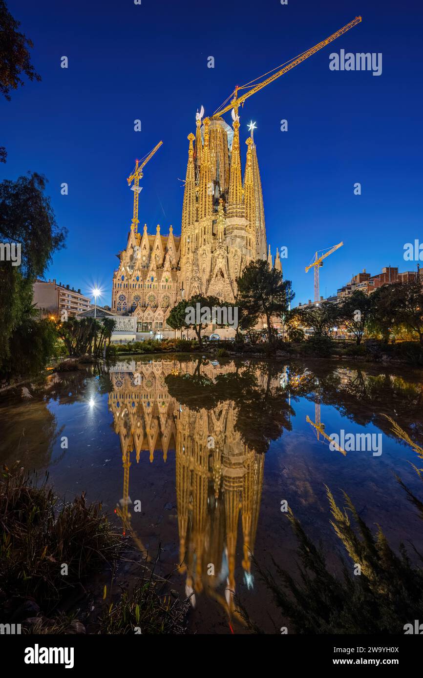 Die berühmte Sagrada Familia in Barcelona bei Nacht Stockfoto