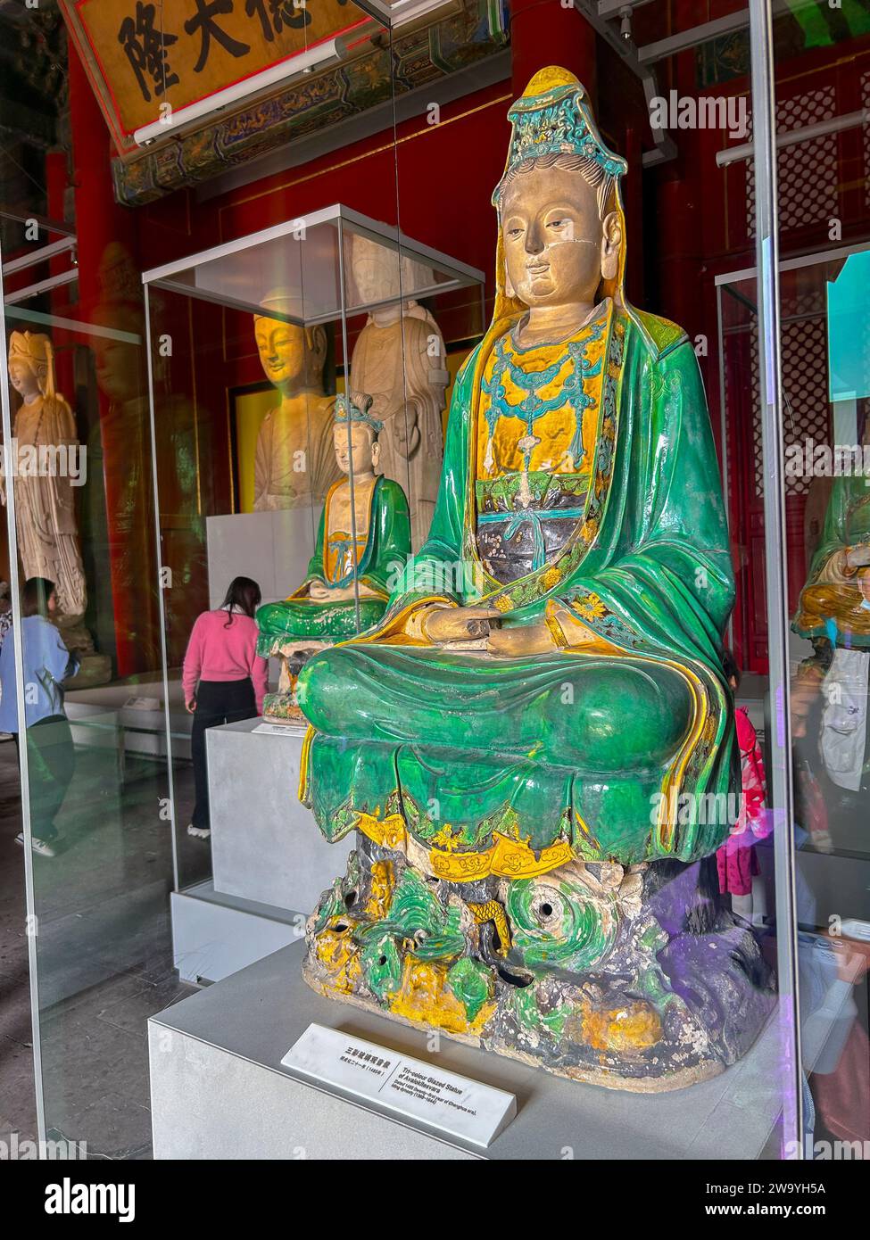 Peking, China, Chinesische Schätze, Kunst, Urban Monument, „die Verbotene Stadt“, historische Skulptur, „dreifarbige glasierte Statue von Avalekitesvara“ alt Stockfoto