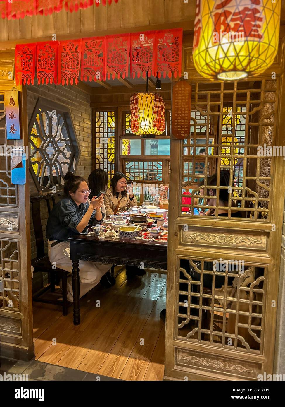 Peking, China, Gruppenmenschen, Frauen, an Tischen sitzen, Vintage-Interieur, Peking APM, traditionelles chinesisches Vintage-Restaurant, Stockfoto