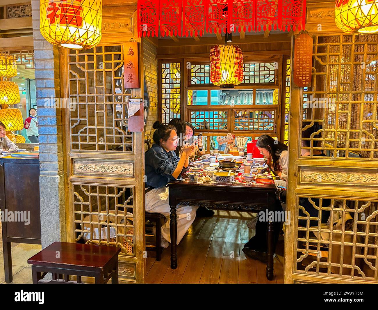 Bejiing, China, Group People Inside Tische, zeitgenössische Innenräume, modern, Einkaufszentren, Peking APM, Traditionelles Chinesisches Restaurant, Stockfoto