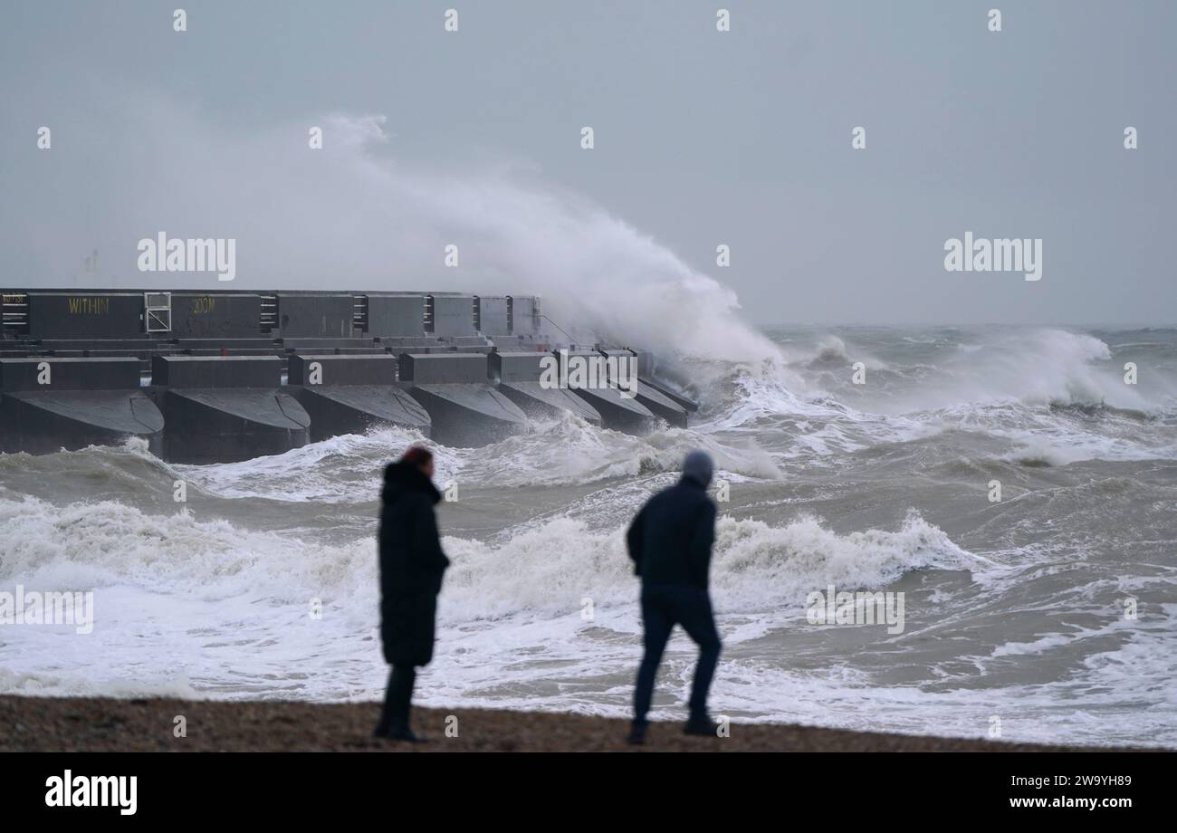 Wellen brechen gegen den Wellenbrecher in Brighton Marina in Brighton, East Sussex. Für Teile Englands und Wales wurde für Silvester eine Wetterwarnung vor Wind ausgegeben, während in anderen Teilen des Vereinigten Königreichs Nachtschwärmer dazu aufgefordert wurden, für den Countdown eine Regenjacke einzupacken. Bilddatum: Sonntag, 31. Dezember 2023. Stockfoto