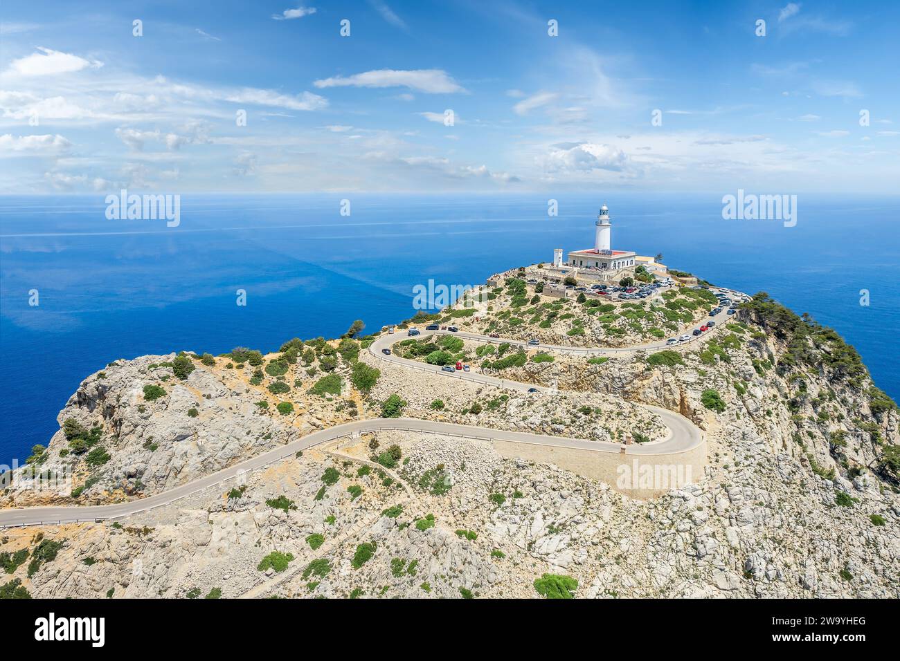 Landschaft mit dem majestätischen Leuchtturm Formentor, der auf den zerklüfteten Klippen Mallorcas thront und einen atemberaubenden Blick auf das azurblaue Mittelmeer bietet. Stockfoto