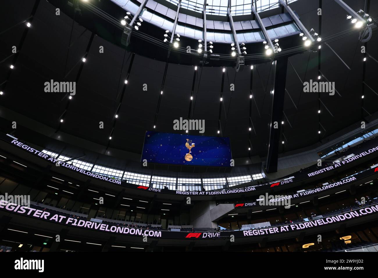 Tottenham Hotspur Stadium, London, Großbritannien. Dezember 2023 31. Premier League Football, Tottenham Hotspur gegen Bournemouth; F1 Drive wird im Tottenham Hotspur Stadium ausgeschrieben Credit: Action Plus Sports/Alamy Live News Stockfoto