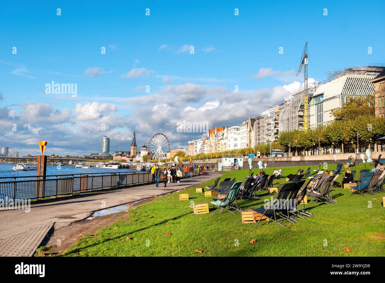 Stadtbild von Düsseldorf mit Promenade und Stadtstrand an einem sonnigen Herbsttag, Deutschland Stockfoto