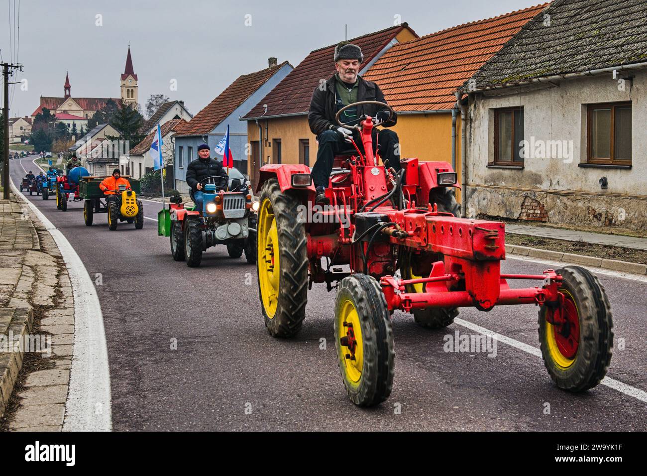 Jirice u Miroslavi, Tschechische Republik. 31. Dezember 2023. Eine lustige Fahrt mit 60 Traktoren, kleinen Traktoren, Mähern, Schneidwerkzeugen und Vintage-Motorrädern, um das Jahresende in Jirice u Miroslavi, Region Znojmo, Tschechische Republik, am 31. Dezember 2023 zu feiern. (CTK Photo/Patrik Uhlir) Credit: CTK/Alamy Live News Stockfoto