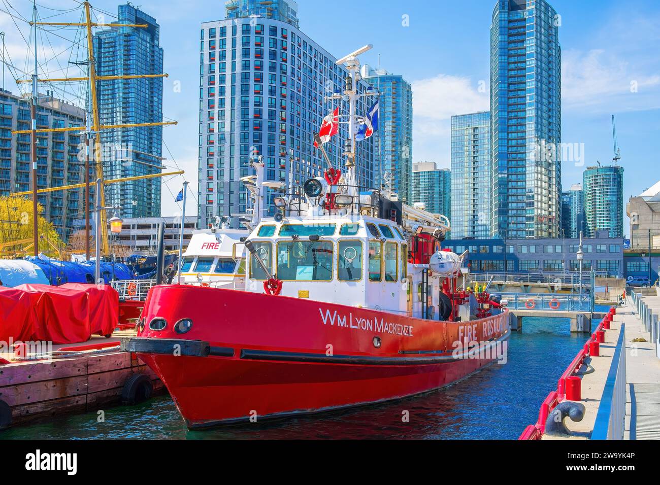 Toronto, Ontario, Kanada, 22. Juni 2016: William Lyon Mackenzie # 334 ist ein Feuerwehrboot der Toronto Fire Services, das im Lake Ontario dient Stockfoto