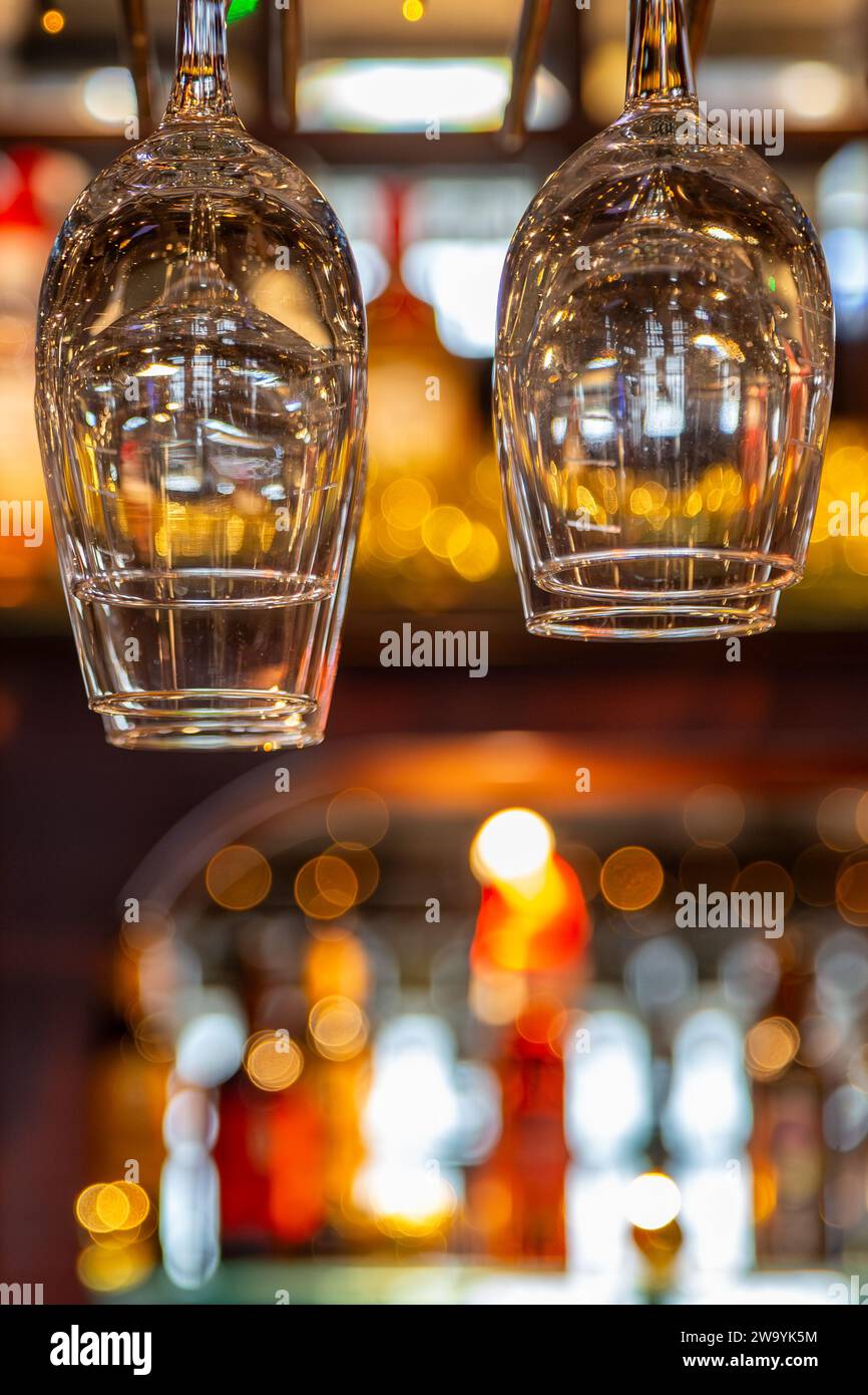 Brillen hängen über einer Bar, mit einem unscharfen Hintergrund Stockfoto