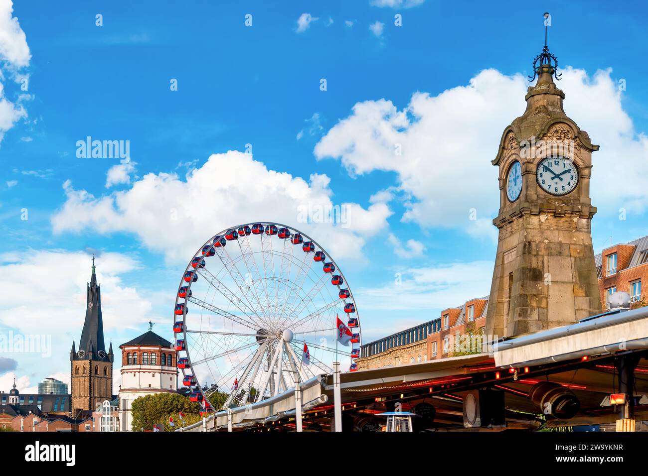 Die historische Wasserstandsuhr und das Riesenrad am rechten Rheinufer in der Düsseldorfer Altstadt Stockfoto