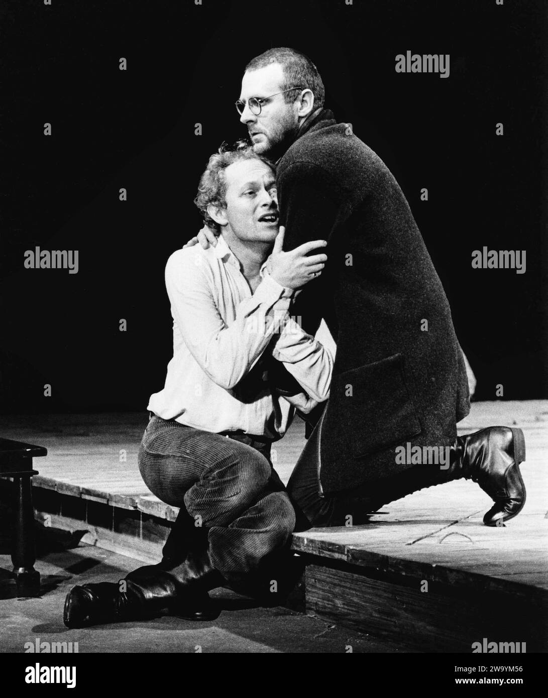 Hamlet stirbt - l-r: Michael Pennington (Hamlet), Tom Wilkinson (Horatio) in HAMLET von Shakespeare bei der Royal Shakespeare Company (RSC), Royal Shakespeare Theatre, Stratford-upon-Avon 25/06/1980 Aldwych Theatre, London WC2 17/09/1981 Design: Ralph Koltai Beleuchtung: Mark Pritchard Regisseur: John Barton Stockfoto