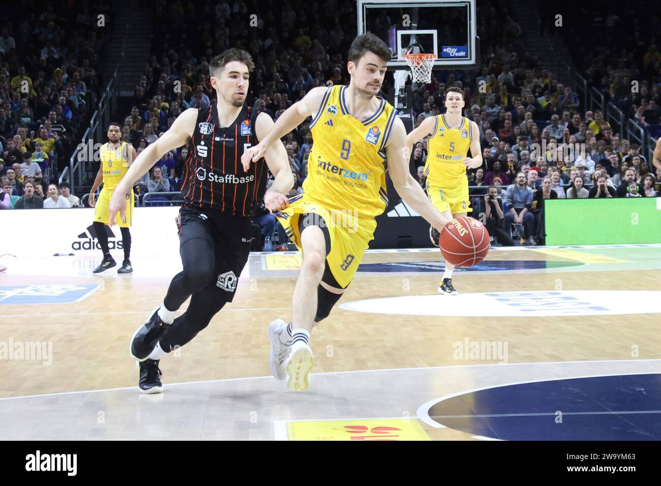 31.12.2023, Mercedes-Benz-Arena, Berlin, DEU, easyCredit BBL, ALBA vs. Niners Chemnitz, im Bild JONAS MATTISSECK (ALBA Berlin #9), Wesley van Beck (Chemnitz #5) Foto: Jürgen Engler / nordphoto GmbH. Stockfoto