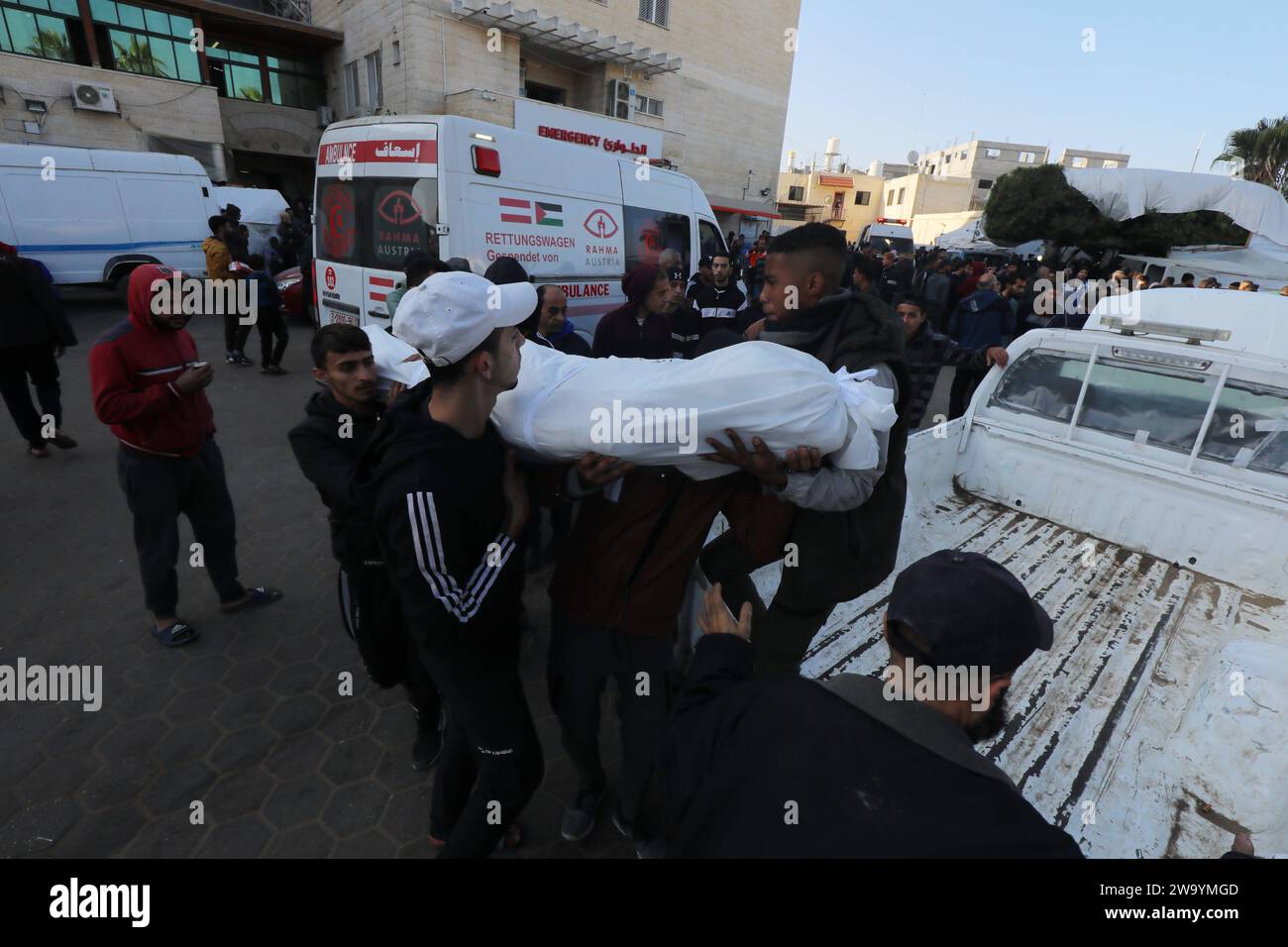 Verwandte der Palästinenser starben bei israelischen Angriffen, trauern