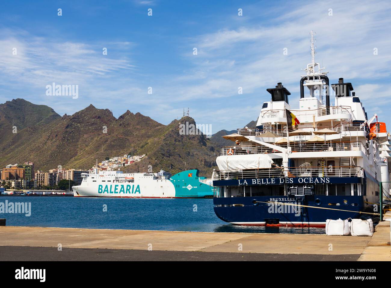 Kleines Kreuzfahrtschiff, MV La Belle des Oceans, Liegeplatz am Kreuzfahrtterminal, Santa Cruz de Teneriffa, Kanarische Inseln, Spanien. Im Hintergrund ist Baleari Stockfoto