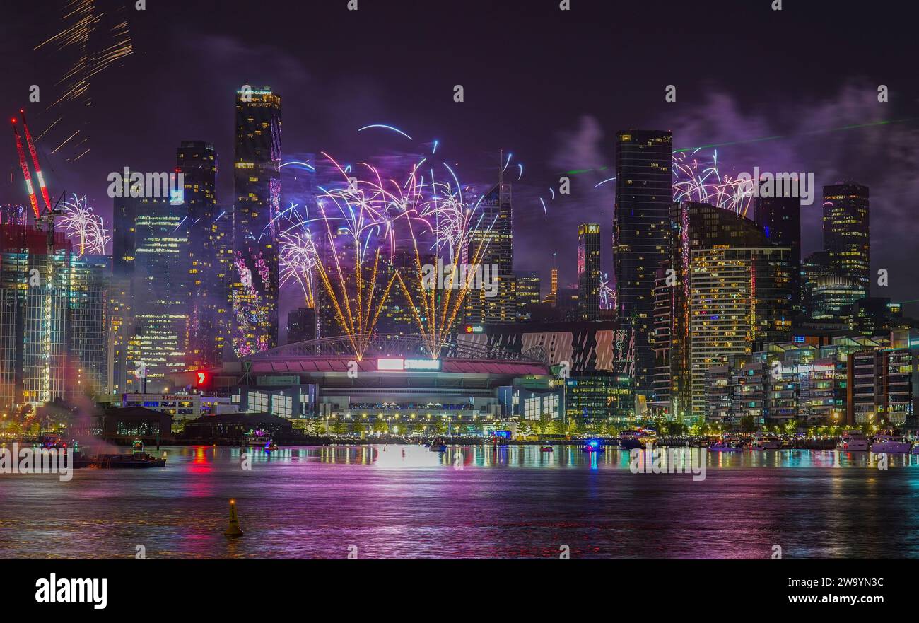 Während der Silvesterfeier in Melbourne, Australien, am Montag, den 1. Januar 2024, wird ein Feuerwerk über das Marvel Stadium und die Gebäude im CBD ausgetragen. Stockfoto