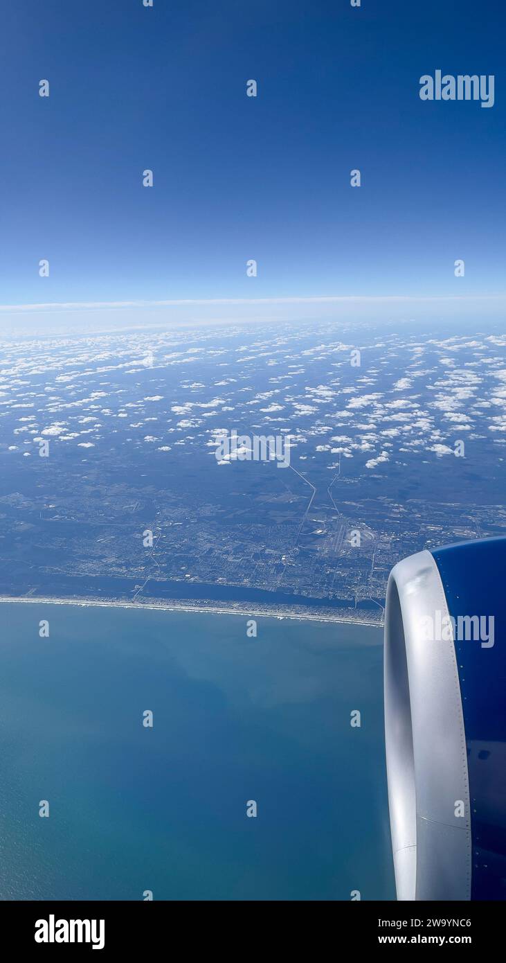 Blick auf das Meer vom Flugzeugfenster Stockfoto