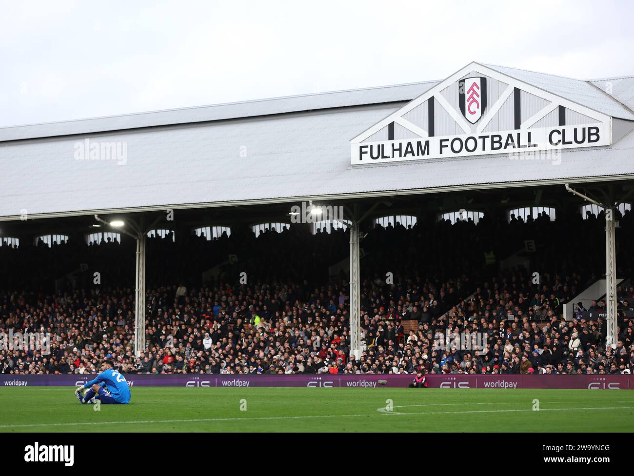 Arsenal Torhüter David Raya reagiert auf eine Verletzung während des Premier League Spiels in Craven Cottage, London. Bilddatum: Sonntag, 31. Dezember 2023. Stockfoto