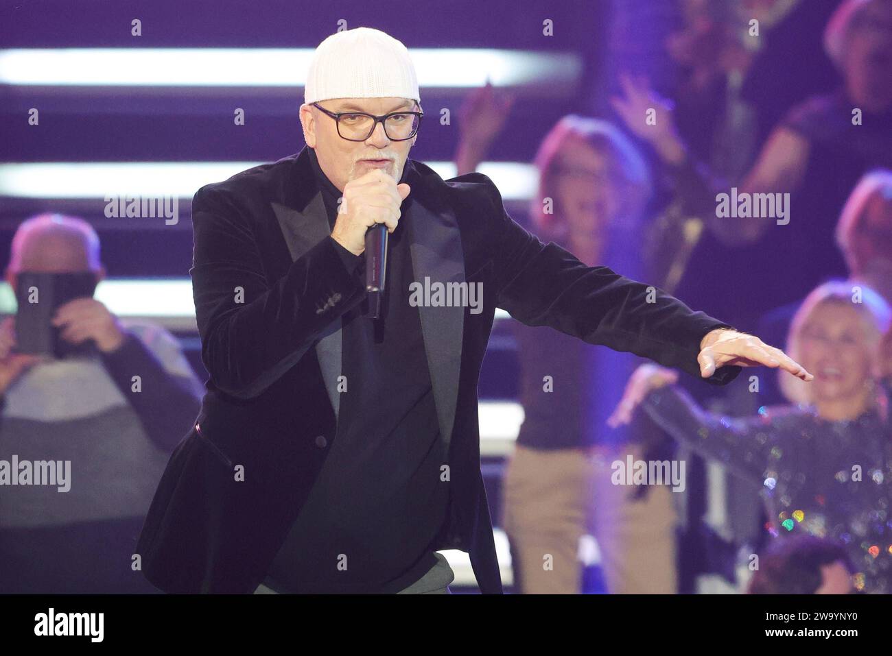 Die Gro e Silvester Show 2023 sterreichischer S nger DJ tzi Bei Der die-gro-e-silvester-show-2023-sterreichischer-s-nger-dj-tzi-bei-der