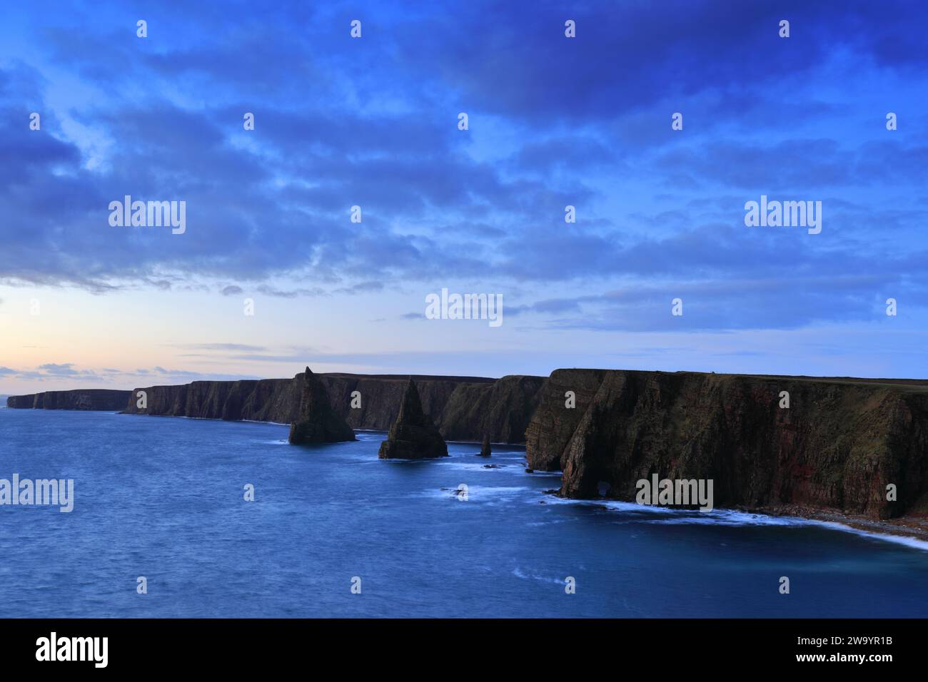Die Duncansby Sea Stacks in Duncansby Head, Caithness, Nordostküste Schottlands, Großbritannien Stockfoto